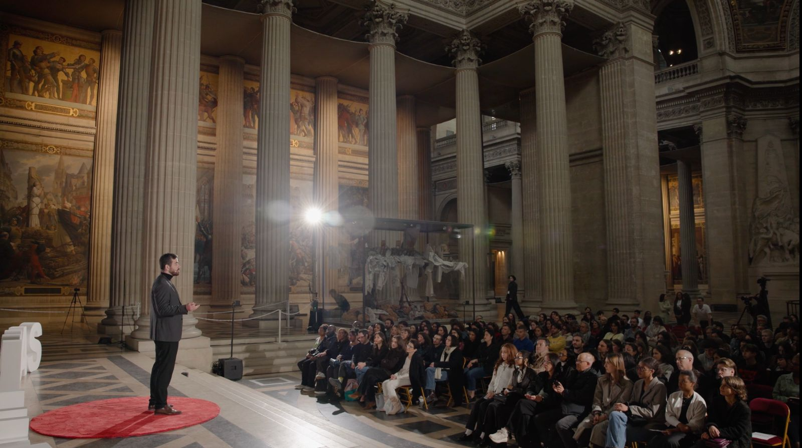 Douglas Moreau lors d'un discours au Panthéon